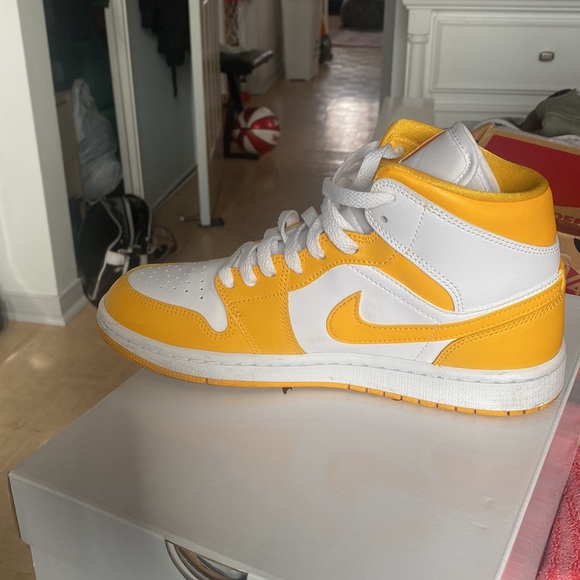 Air Jordan 1 Mids size 8 WMNS - Picture 3 of 4